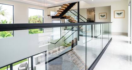 SOL HAUS! LUXE NEW 6 BDRM BEACH HOUSE W/ STUNNING VIEWS/POOL/SPA/PUTTING GRN/GYM