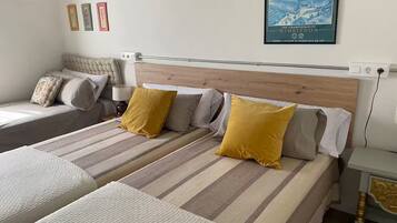 2 dormitorios, escritorio, tabla de planchar con plancha y cuna de viaje