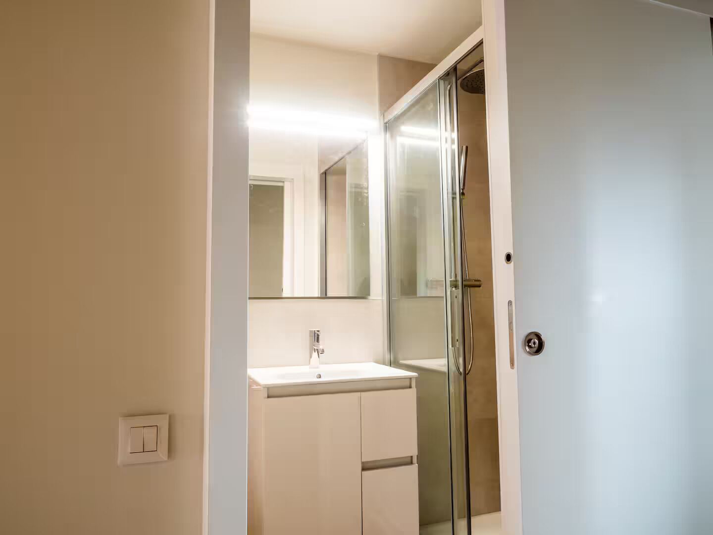 Douche, sèche-cheveux, serviettes fournies, savon