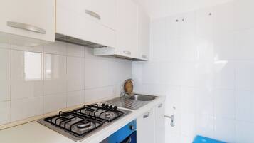 Geladeira, cooktop, talheres/pratos/utensílios de cozinha