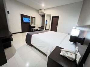 Deluxe Double Room | Soundproofing, free WiFi, bed sheets - Grage Hotel Malang by TOS (Malang)