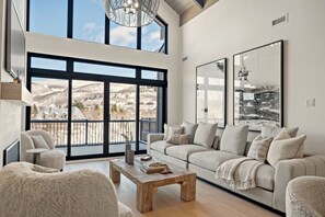 Smart TV, fireplace, stereo