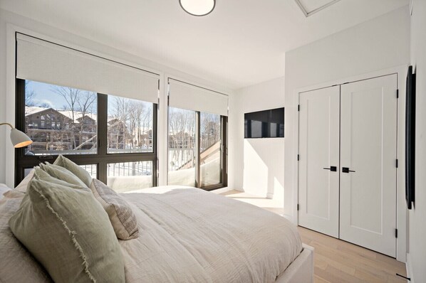 3 habitaciones, tabla de planchar con plancha y cuna de viaje 