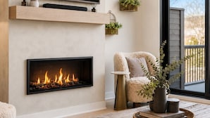 Una sala de estar moderna con chimenea, televisor montado y un espacio de descanso acogedor.