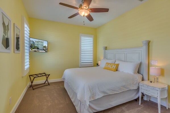 6 bedrooms, iron/ironing board, travel cot, free WiFi - Direct Beach Front - Pool Home - 6 Bedrooms - 4.5 Bath (Indian Shores)