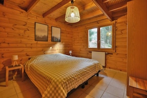 4 bedrooms, iron/ironing board, travel cot, WiFi