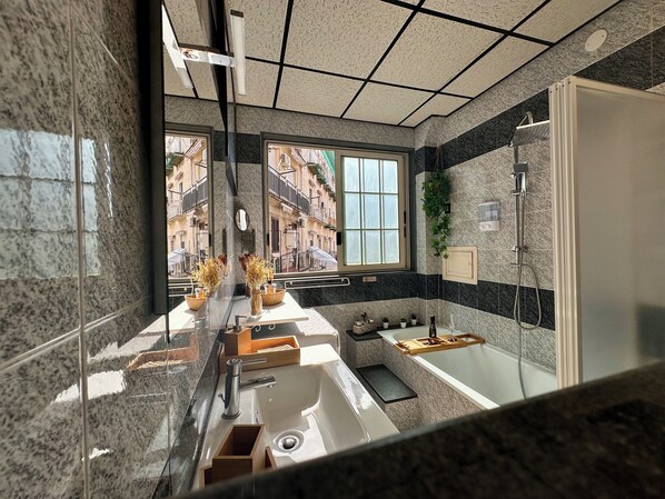 Family Apartment, City View | Bathroom