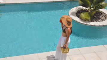 2 outdoor pools