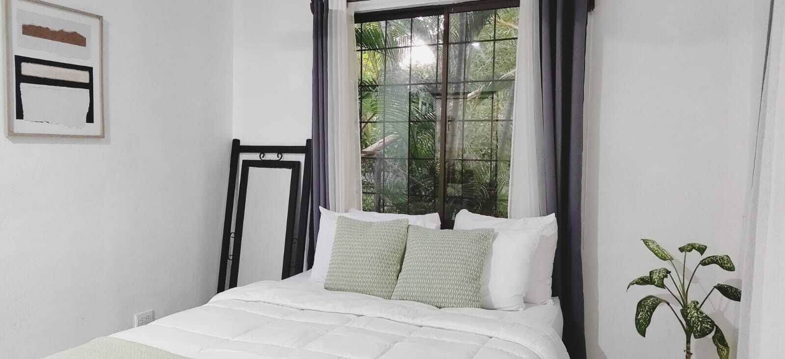 2 slaapkamers, een bureau, een strijkplank/strijkijzer, gratis wifi