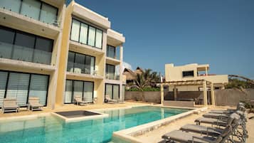 2 outdoor pools, pool loungers