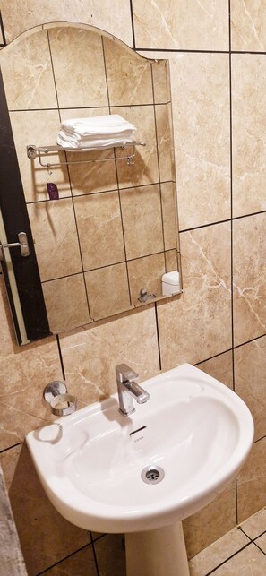 Kahden hengen classic-huone | Kylpyhuone | Suihku, ilmaiset hygieniatuotteet, saippua, sampoo