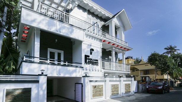Un immeuble de deux étages doté d’un balcon, d’une enseigne indiquant « Square Cochin » et d’une entrée fermée par un portail.