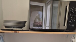 Kjøleskap, mikrobølgeovn, kokeplater og kjøkkenutstyr