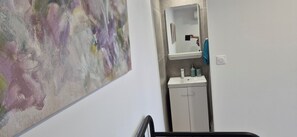 Regadera, toallas, jabón, papel de baño 