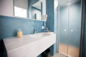 Doppia Deluxe, bagno privato | Bagno | Doccia, asciugacapelli, bidet, asciugamani