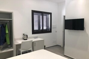 Deluxe Double Room, Private Bathroom | In-room safe, desk, laptop workspace, free WiFi - White Asses Rooms (Castellammare del Golfo)