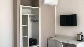 Deluxe-Doppelzimmer, Balkon, Stadtblick | Zimmersafe, Schreibtisch, laptopgeeigneter Arbeitsplatz