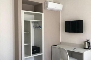 Caja de seguridad en la habitación y escritorio 