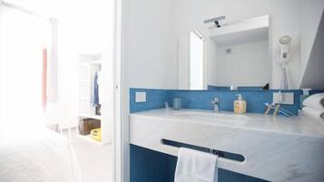 Deluxe-Doppelzimmer, 1 Queen-Bett | Badezimmer | Dusche, Haartrockner, Handtücher, Seife