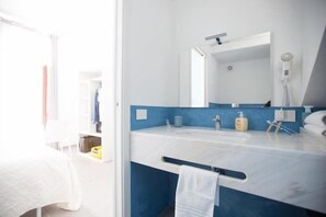 Deluxe Double Room, 1 Queen Bed | Bathroom