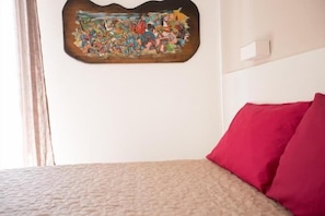 Chambre Deluxe double, balcon, vue sur la ville | Coffre-fort, bureau, espace de travail pour ordinateurs portables