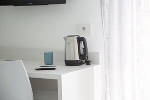 Caja de seguridad en la habitación y escritorio 