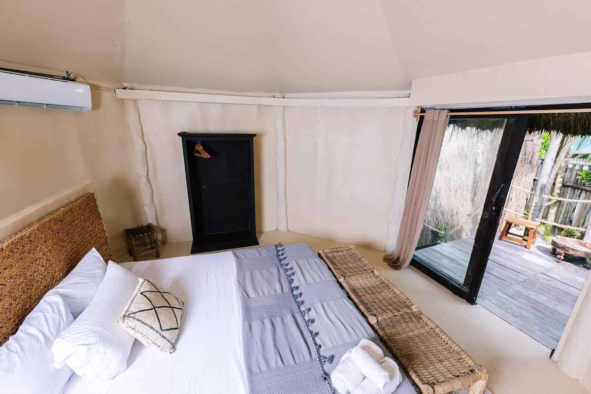 Une chambre à coucher avec un lit, une armoire et une vue sur l’extérieur.
