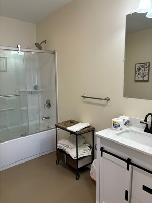Shower, towels, toilet paper - NEW charming 2-bedroom house in Pleasant Mount (Pleasant Mount)