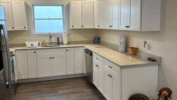 Micro-ondes, four, plaque de cuisson, lave-vaisselle