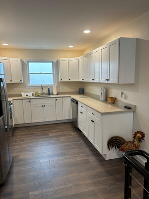 Micro-ondes, four, plaque de cuisson, lave-vaisselle