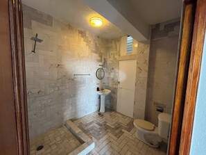 Douche, serviettes fournies, savon, papier de toilette