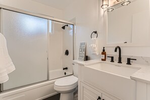 Hair dryer, towels, soap, shampoo - Charming 2-bedroom house with AC, WiFi in marvelous Wheat Ridge (Wheat Ridge)