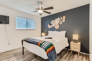 2 soverom, skrivebord, strykejern/-brett og reiseseng for barn