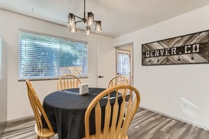 Dining - Charming 2-bedroom house with AC, WiFi in marvelous Wheat Ridge (Wheat Ridge)