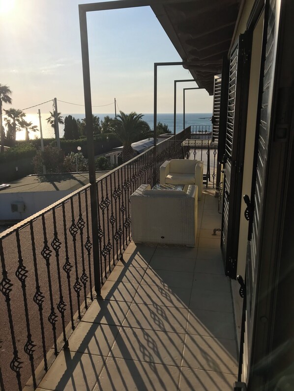 Terrace/patio - Lovely one-bedroom apartment with sea view on the 2nd floor - CAmpi Bay (Vieste)