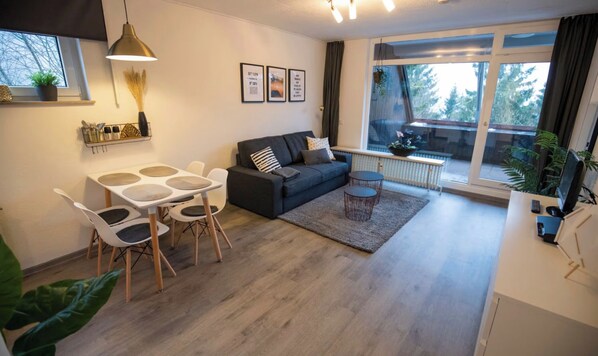 Living area - Modern vacation apartment at the Winterberg ski lift carousel & bike park for 2-4 people (Winterberg)
