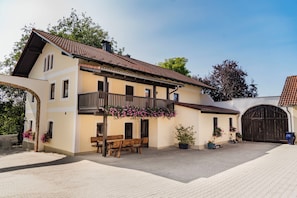 Exterior - Vacation home in the district of Passau with plenty of space and comfort (Windorf)