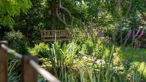 A wooden sign with the text "FELIN'SBANE" in a lush garden setting. - Vacation home in the district of Passau with plenty of space and comfort (Windorf)