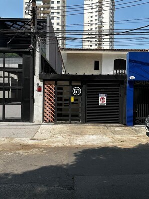 Vista frontal de la propiedad