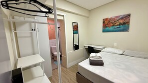 Basic Suite | Laptop workspace, iron/ironing board, free WiFi - Quartos Vila Olimpia  (São Paulo)