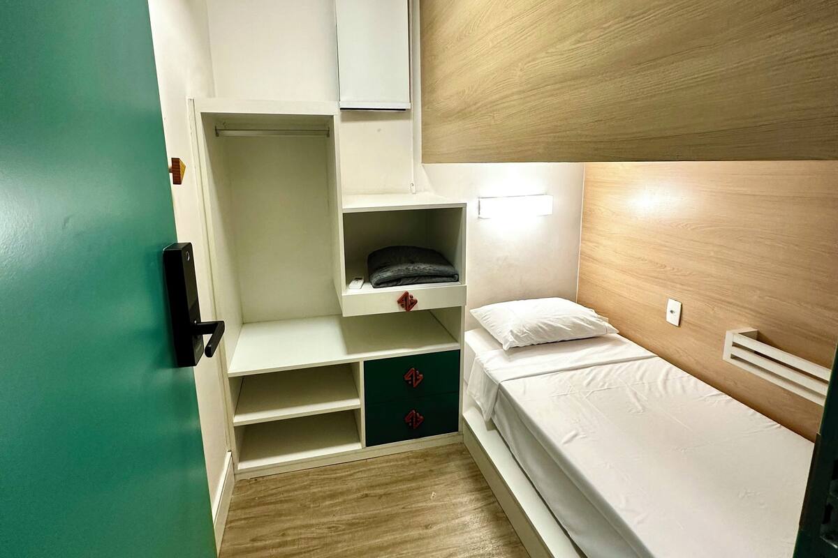 Espacio para trabajar con laptop y tabla de planchar con plancha