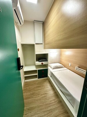 Laptop workspace, iron/ironing board, free WiFi - Quartos Vila Olimpia  (São Paulo)