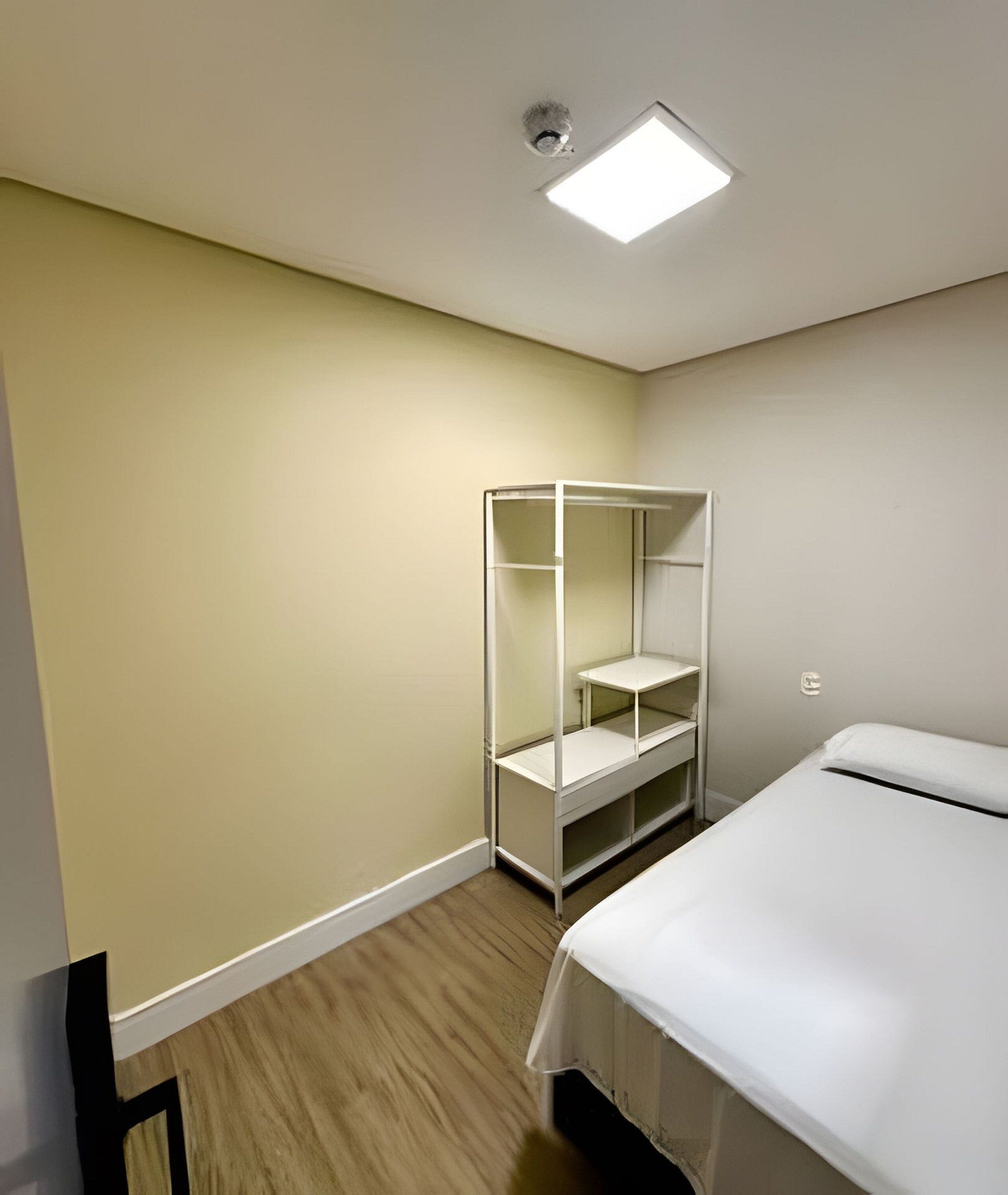 Laptop workspace, iron/ironing board, free WiFi