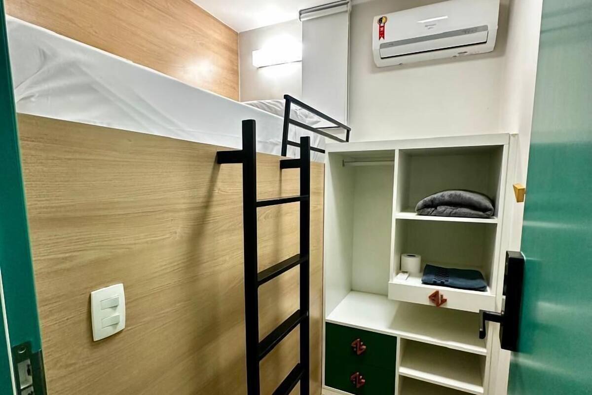 Espacio para trabajar con laptop y tabla de planchar con plancha