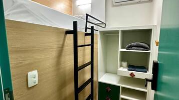 ノートパソコン用作業スペース、アイロン / アイロン台、WiFi (無料)