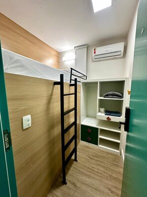 Espacio para trabajar con laptop y tabla de planchar con plancha 