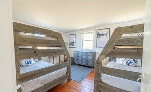 6 bedrooms, iron/ironing board, WiFi, bed sheets