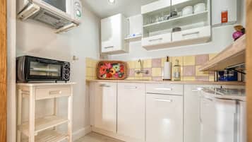 Wasserkocher mit Kaffee-/Teezubehör, Kühlschrank, Mikrowelle, Ofen