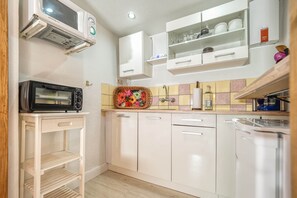 Fridge, microwave, oven, stovetop - Apartment " Morgensonne Andrea " (Barth)