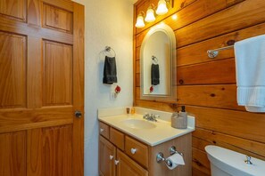 淋浴设施、按摩浴缸、吹风机、毛巾